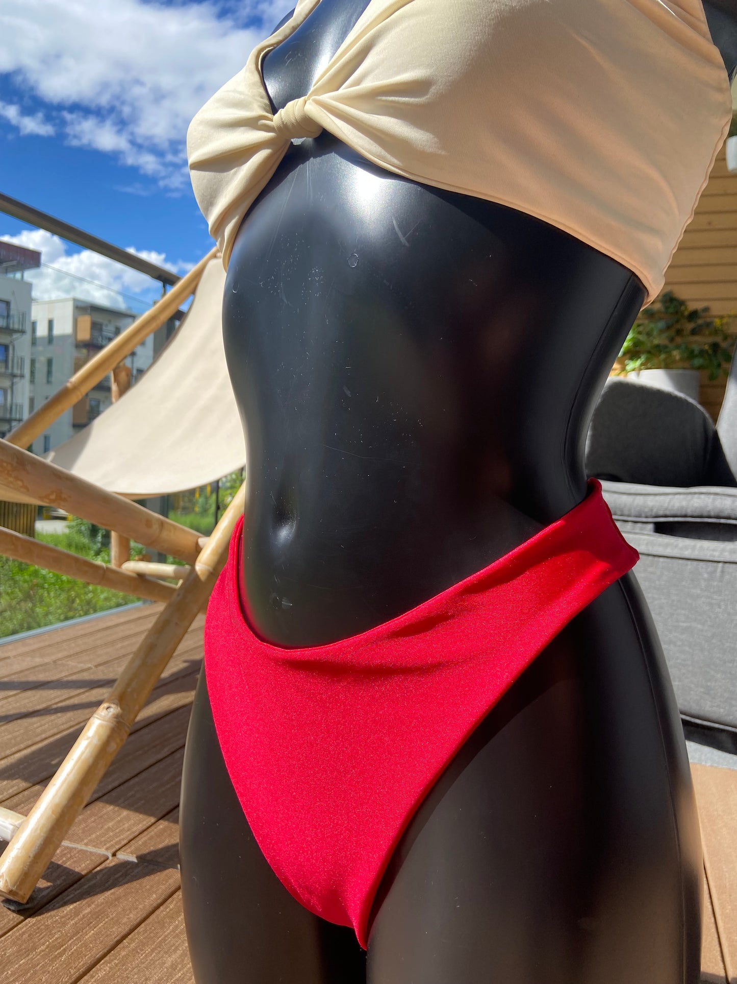 Eirins bikinisett (bikinitopp med knute + truse med lavt liv)