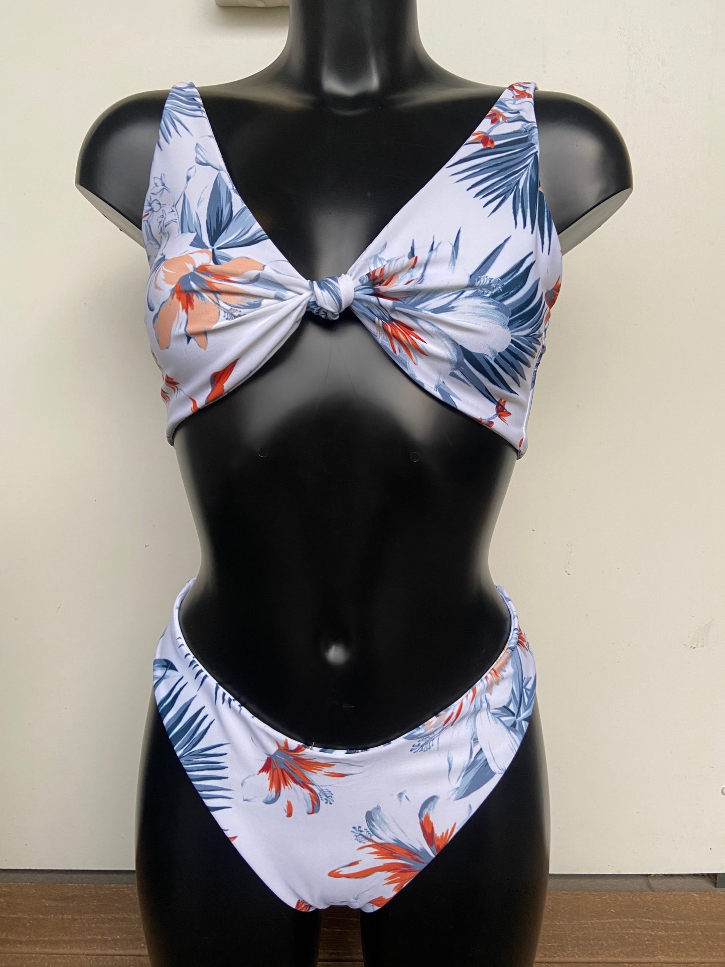 Eirins bikinisett (bikinitopp med knute + truse med lavt liv)