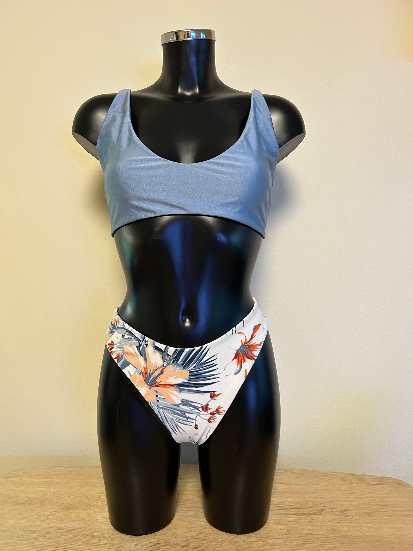 Eirins bikinisett (bikinitopp + truse med lavt liv)