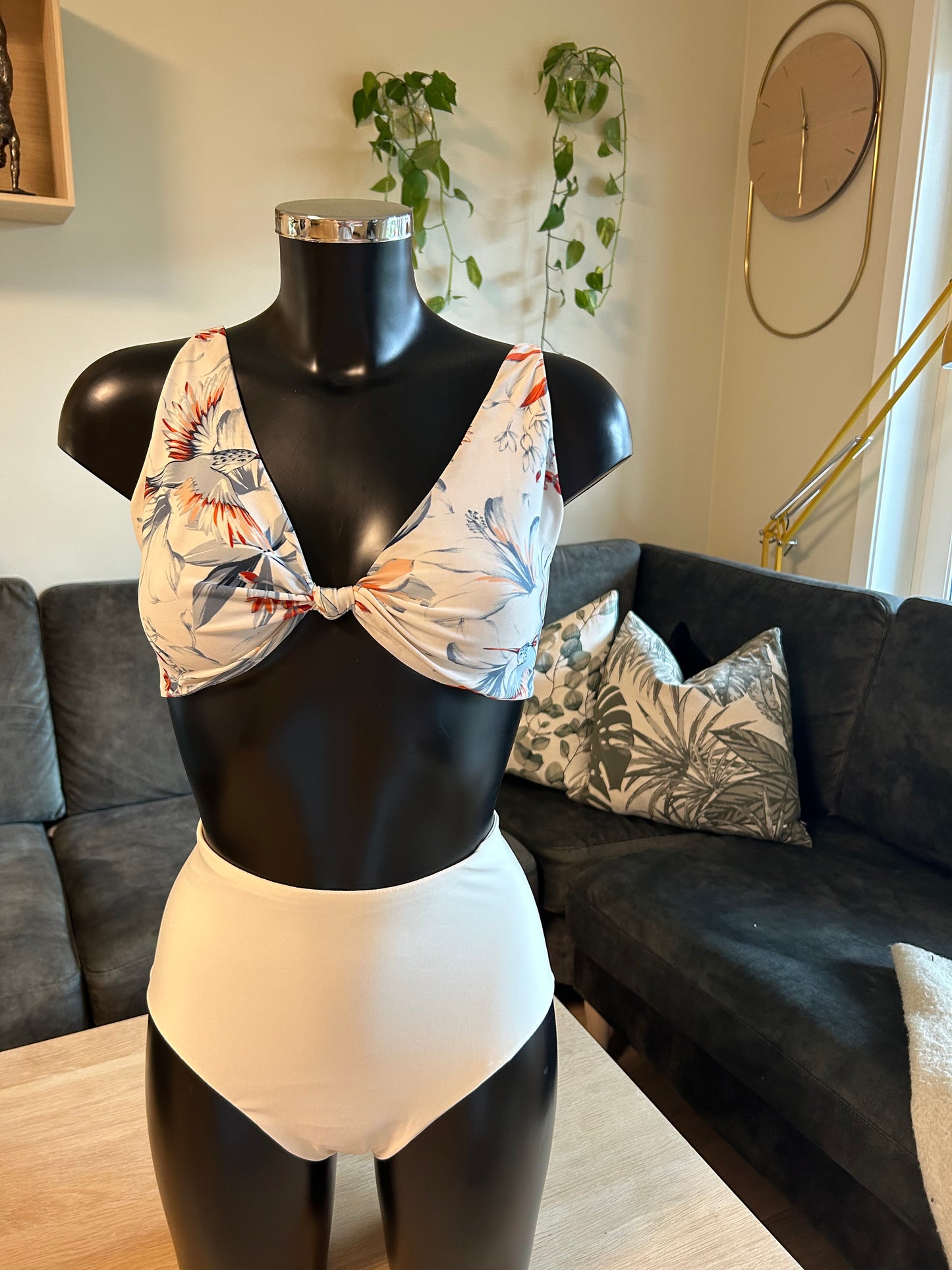 Eirins bikinisett (bikinitopp med knute + truse med høyt liv)